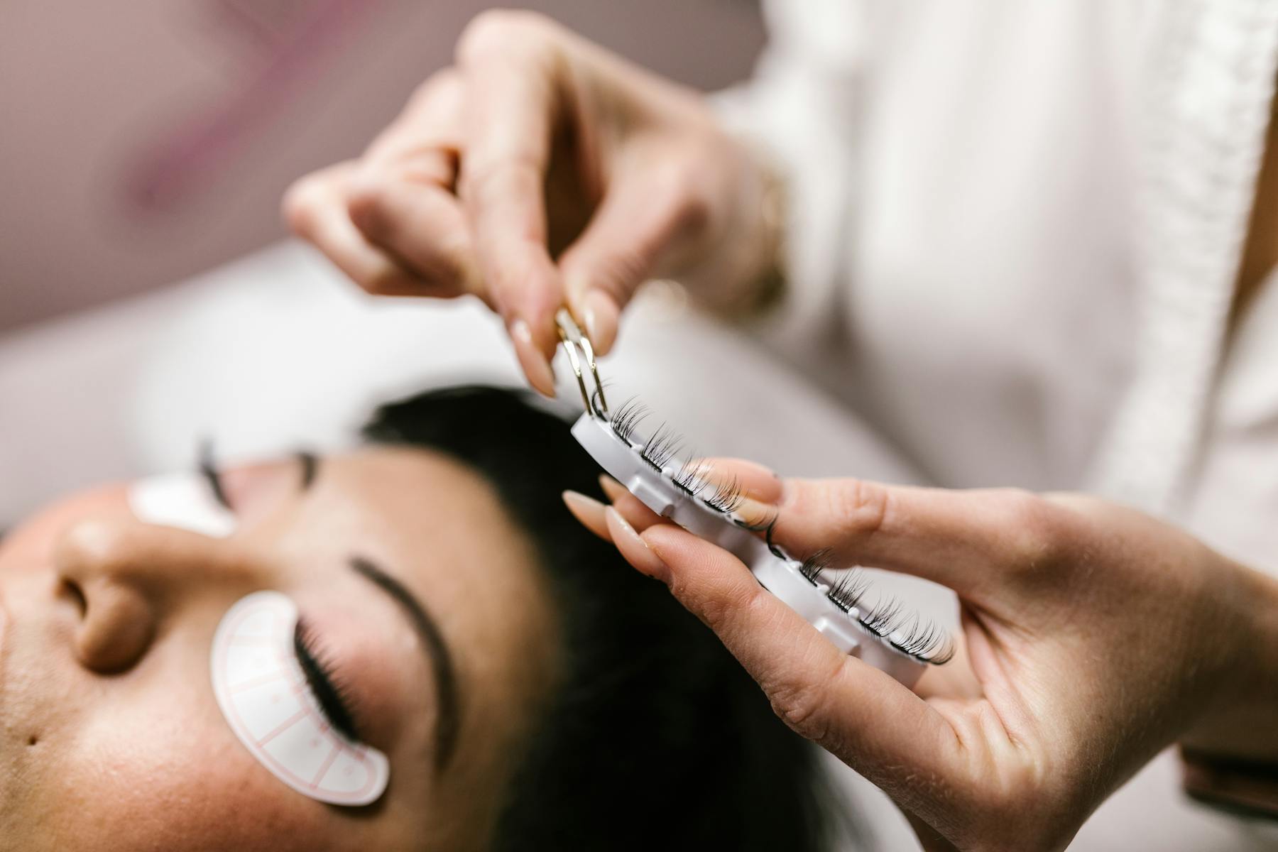 A side-by-side comparison illustrating the difference between a natural lash lift and voluminous lash extensions