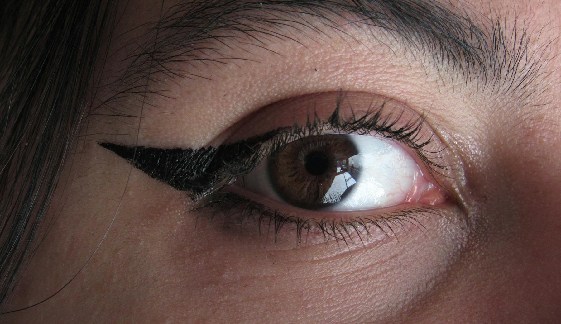 A detailed comparison of semi-permanent brow artistry tools and tattoo machines, illustrating the technical differences in brow enhancement